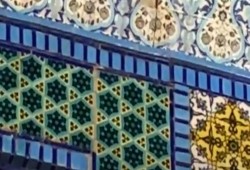 تزامناً مع منع الاحتلال للترميم.. تساقط حجارة مزخرفة من مصلى قبة الصخرة