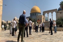عشرات المستوطنين الصهاينة يقتحمون المسجد الأقصى