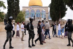 صهاينة يقتحمون الأقصى ويؤدون طقوسًا تلمودية