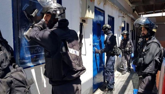 الأسرى يواصلون عصيانهم لليوم الـ17 والاحتلال يفرض عقوبات جديدة