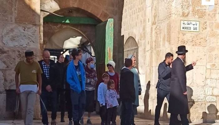 عشرات الصهاينة يقتحمون باحات الأقصى ودعوات متواصلة للرباط والتصدي