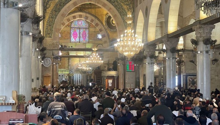 70 ألف مصل يؤدون الجمعة في الأقصى