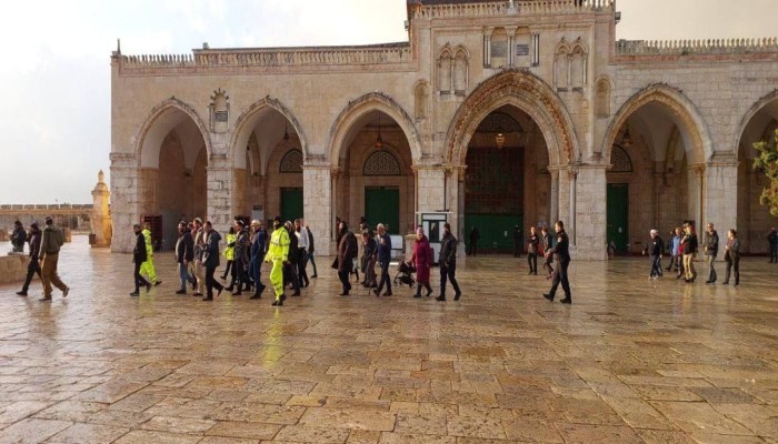 عشرات المستوطنين الصهاينة يقتحمون باحات الأقصى