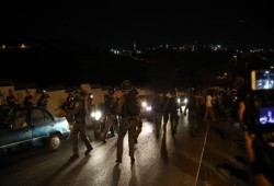 استشهاد شاب فلسطيني قرب الأقصى وقوات الاحتلال تحاصر المعتكفين