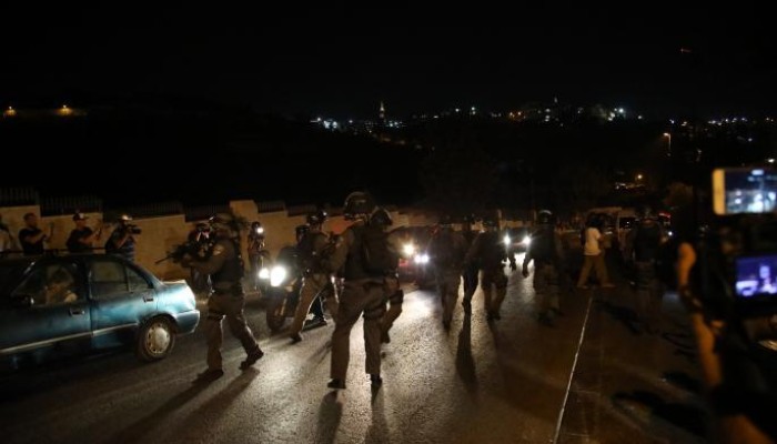 استشهاد شاب فلسطيني قرب الأقصى وقوات الاحتلال تحاصر المعتكفين