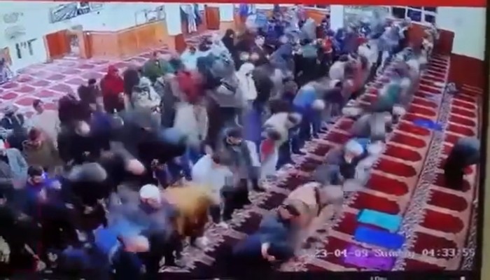 صدمة واستنكار بعد فيديو يظهر شابًا يطعن إمام مسجد خلال صلاته في نيوجرسي
