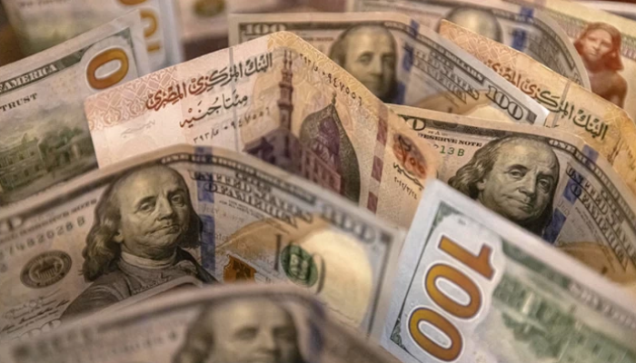 بلومبيرج تتوقع خفضا رابعا لقيمة الجنيه المصري أمام الدولار