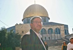 ابن غفير وعشرات الصهاينة يقتحمون المسجد الأقصى