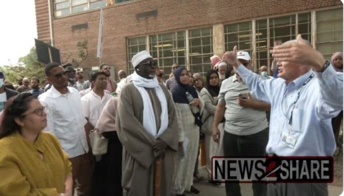 احتجاجات لمسلمين ومسيحيين ضد تدريس الشذوذ بمقاطعة أمريكية