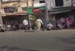 الهند.. اعتداء مروع على بائع فاكهة مسلم بحضور الشرطة