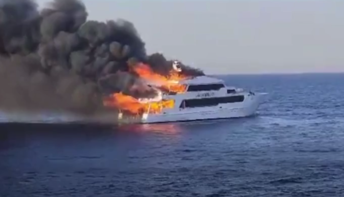 فقدان 3 سائحين في حريق مركب سياحي بمرسى علم