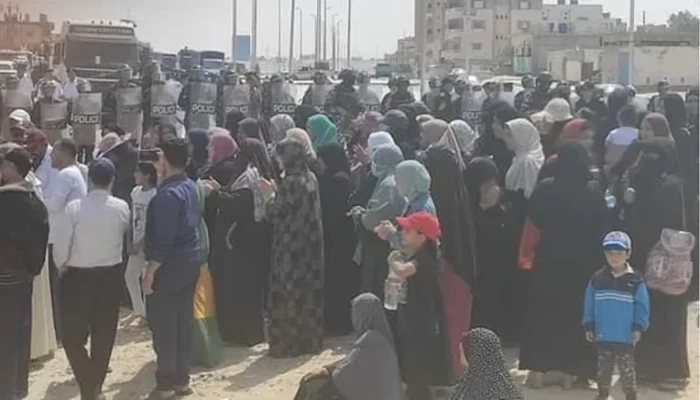 أهالي حي الميناء بالعريش يواجهون قوات وآليات الشرطة لمنعها من هدم منازلهم