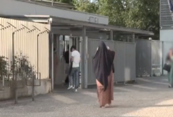غضب واسع من فيديو لمدرسة فرنسية تجبر فتيات على خلع الحجاب.. وجدل حول العباءة