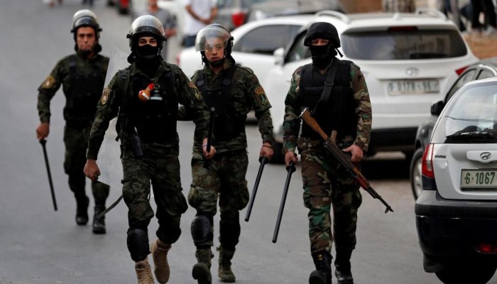 أجهزة السلطة تقتحم منزل عائلة اشتية في نابلس وتعتدي عليها