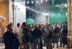 الاحتلال يقتحم الأقصى ويخرج المعتكفين بالقوة