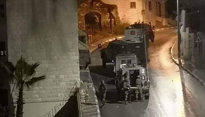 قوات الاحتلال تقتحم نابلس من عدة محاور واندلاع اشتباكات