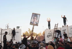 طرد سفيرة السويد بالعراق وإضرام النار في سفارتها احتجاجا على حرق المصحف الشريف