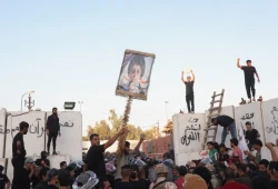 طرد سفيرة السويد بالعراق وإضرام النار في سفارتها احتجاجا على حرق المصحف الشريف