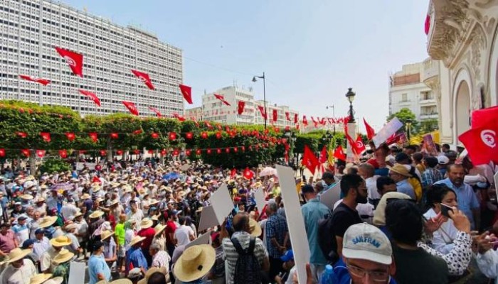 مظاهرة حاشدة وسط العاصمة التونسية تهتف بسقوط انقلاب سعيد