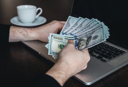 تراجع تحويلات المصريين بالخارج 26.1% في 9 أشهر