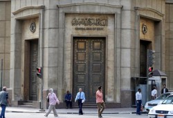 وكالة دولية تخفض تصنيف ديون مصر طويلة الأمد