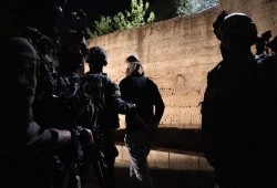 الاحتلال يصعّد العدوان.. اعتقالات في الضفة وعمليات هدم بالقدس