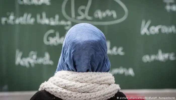300 طالبة مسلمة يتجاوزن حظر فرنسا للزي الإسلامي ويرتدين العباءة