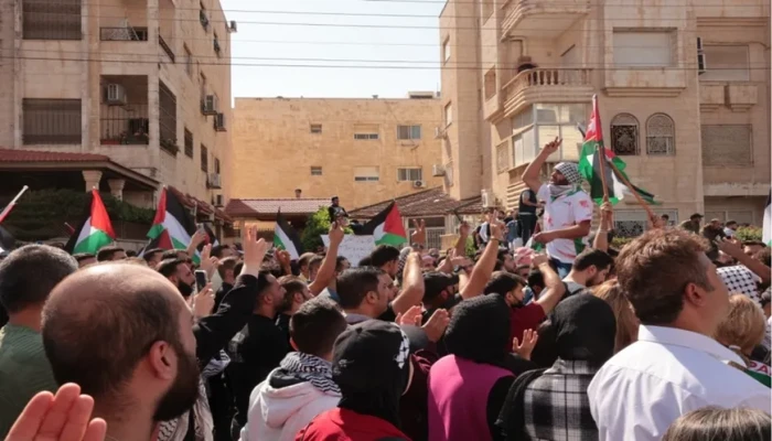 إضراب ومظاهرات حاشدة بالأردن تحاول الوصول لسفارة الصهاينة