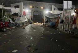 الاحتلال يخلي الطواقم الطبية والمرضى والنازحين من مشفى الشفاء