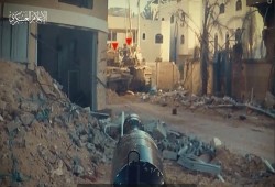 القسام تكشف مشاهد لتدمير دبابات والإجهاز على جنود واغتنام عتادهم