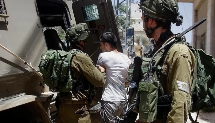 قوات الاحتلال تعتقل عشرات الفلسطينيين في الضفة