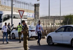 القسام يسلم 24 محتجزًا منهم 13 صهيونيا بغزة