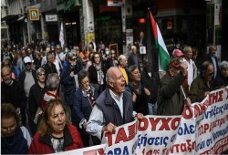 مظاهرة لآلاف المتقاعدين في اليونان تهتف لفلسطين
