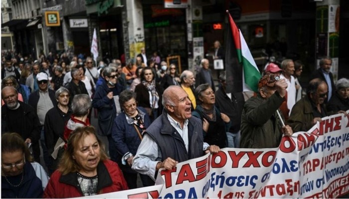 مظاهرة لآلاف المتقاعدين في اليونان تهتف لفلسطين