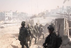 الإعلام بغزة: إجبار مدنيين على تمثيلية حمل السلاح مساعٍ صهيونيةٌ لتضليل الرأي العام