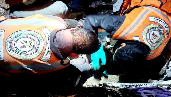 استشهاد 3  من رجال الدفاع المدني بغزة خلال محاولة إنقاذ أبو دقة