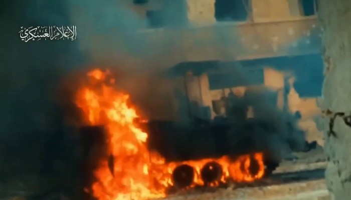المقاومة تفجر حقل ألغام وتستهدف آليات الاحتلال بمحاور التوغل في غزة