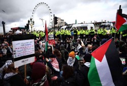 متظاهرون مؤيدون للفلسطينيين يغلقون جسرا أمام البرلمان البريطاني
