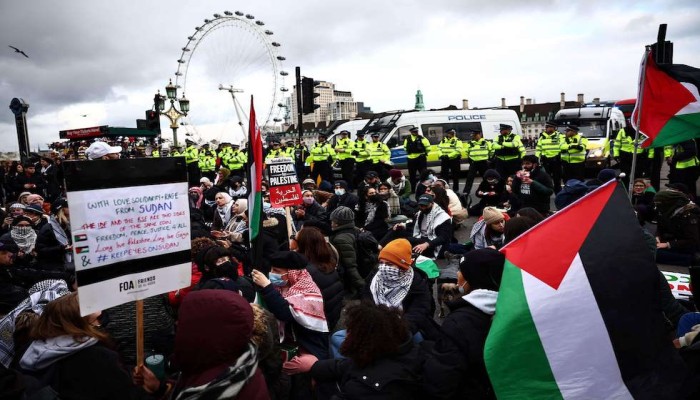 متظاهرون مؤيدون للفلسطينيين يغلقون جسرا أمام البرلمان البريطاني