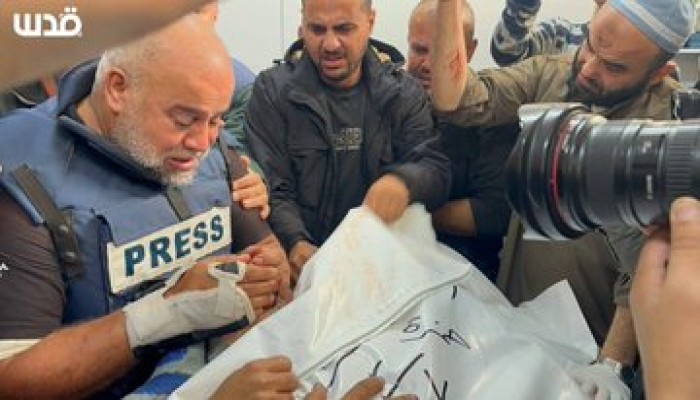استشهاد الصحفيين حمزة الدحدوح ومصطفى ثريا بقصف صهيوني لسيارتهما بخانيونس