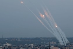 رشقة صاروخية كبيرة تستهدف 19 مستوطنة في غلاف غزة