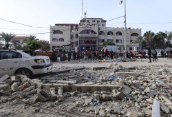 الهلال الأحمر يفقد الاتصال بمستشفى الأمل بغزة: قلقون على سلامة من بداخله