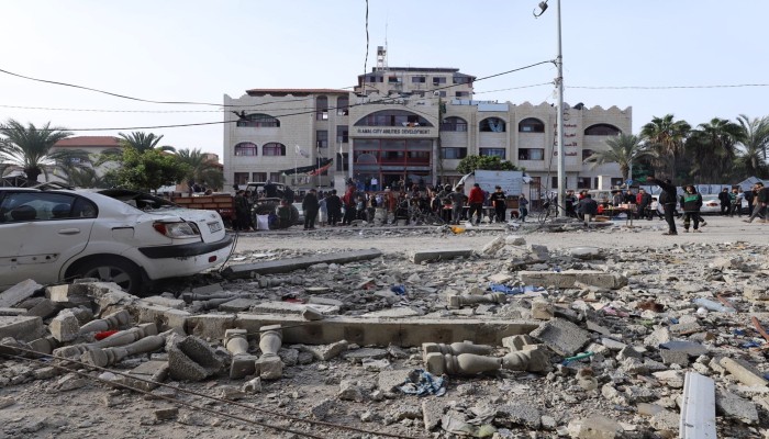 الهلال الأحمر يفقد الاتصال بمستشفى الأمل بغزة: قلقون على سلامة من بداخله