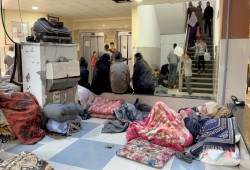 الاحتلال يجبر النازحين على إخلاء مجمع ناصر ومرضى بلا مكانٍ آمن