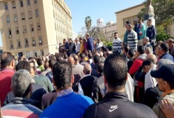 عمال غزل المحلة يواصلون الإضراب