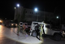 الاحتلال يشن حملة دهم واعتقالات تخللها اشتباكات في الضفة