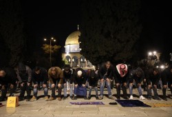 الاحتلال يعيق وصول المصلين إلى المسجد الأقصى بأول ليلة من رمضان