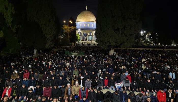 60 ألفاً يصلون العشاء والتراويح في الأقصى رغم إجراءات الاحتلال