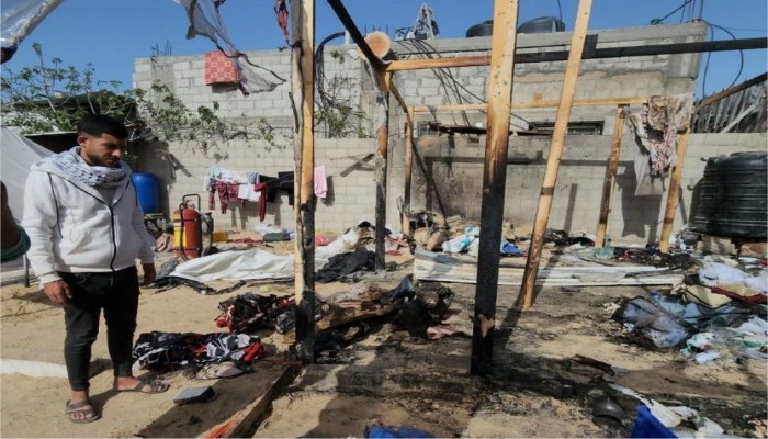 الاحتلال يستهدف النازحين.. 12 شهيداً بينهم أطفال بغارة في منطقة المواصي