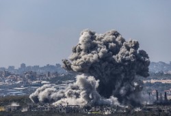 ثاني أيام العيد .. الاحتلال يرتكب مجازر ويقصف مسجدين ومدرستين وسوقين